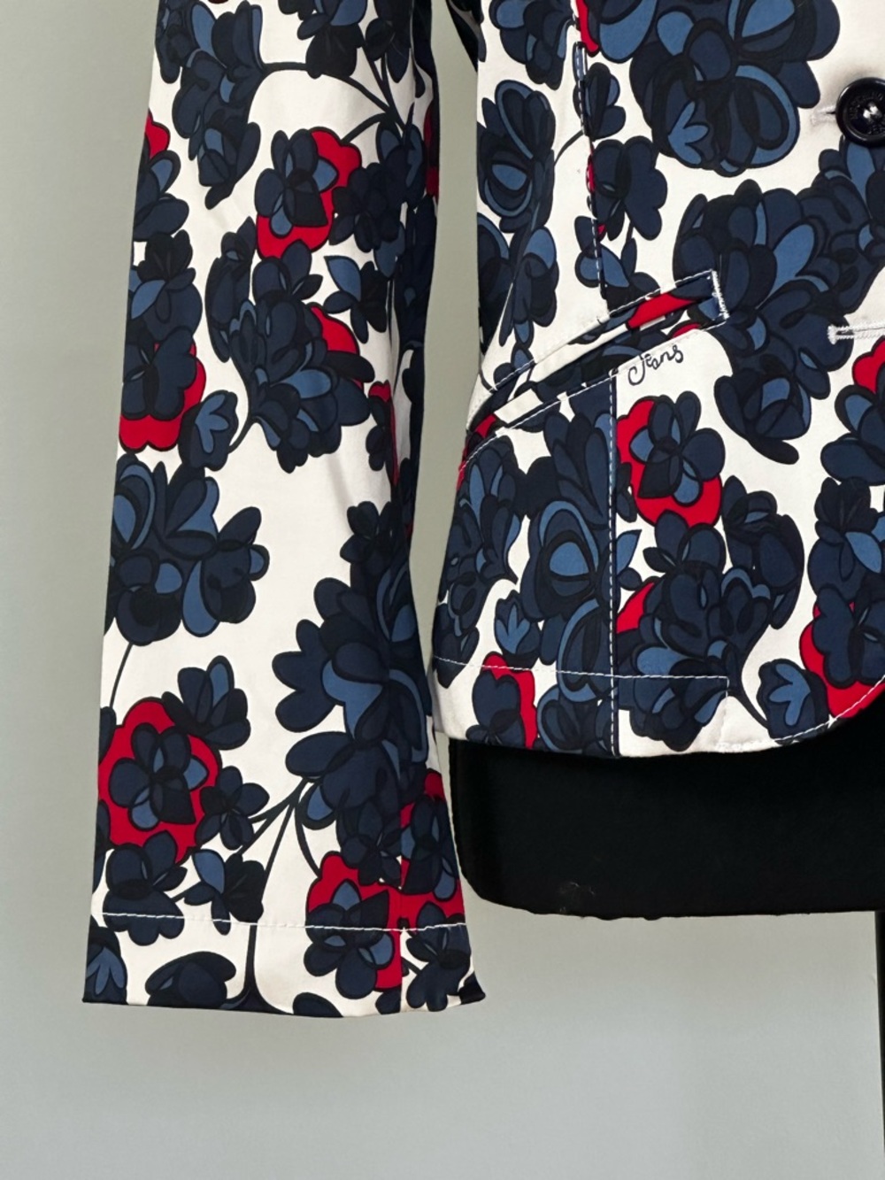 Chic Vintage Moschino Jeans White Cotton Blazer with Navy and Red Floral Print - Picture 4 of 16